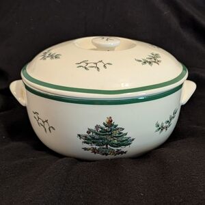 Spode 2.25 Qt Round Covered Casserole – Christmas Tree